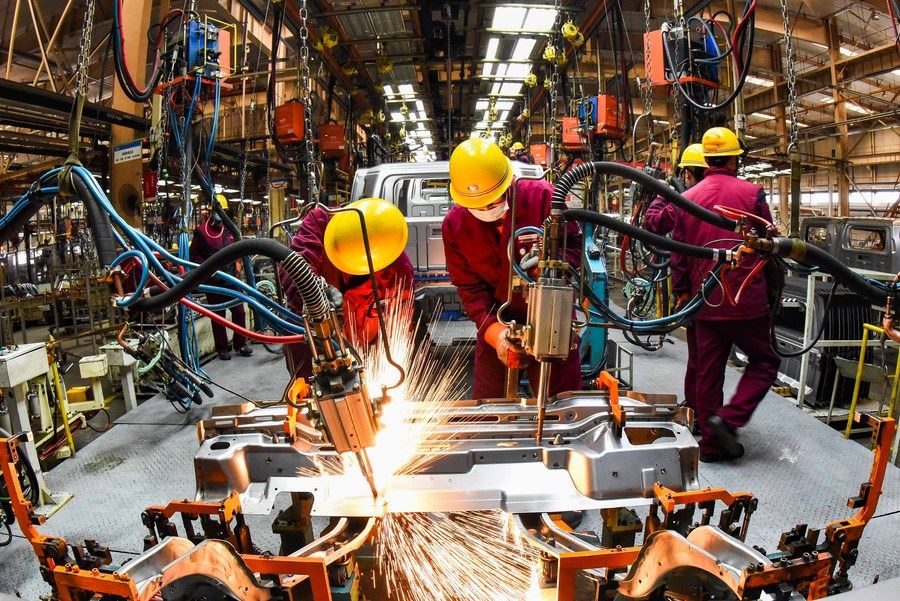 Čínský výrobní PMI v srpnu klesl na 50,1
