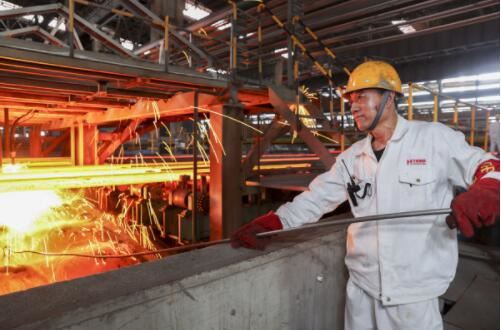 Čína 2022 Produkce surové oceli zaznamenala pokles, říká zpráva